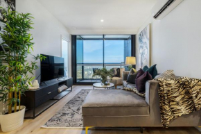 Luxury Sky-high Apt w Stunning Views & Parking